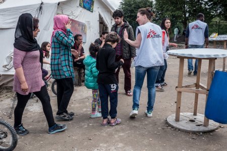 Des membres MSF s'occupent des réfugiés