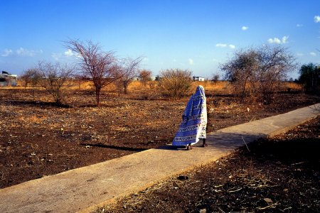 Une femme marche sur une route près de la ville de Humera, en Ethiopie.