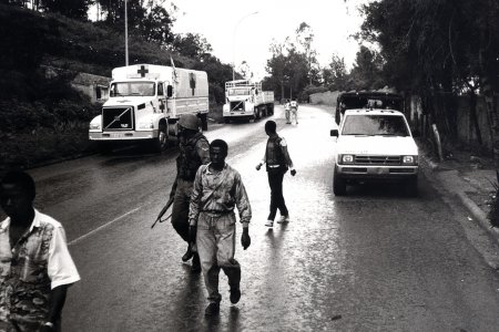 Avril 1994. Départ vers l’aéroport de Kigali de la première équipe évacuée après trois semaines de mission MSF au Rwanda