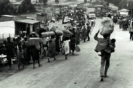Rwanda, 1994. Des réfugiés rwandais fuient les combats.