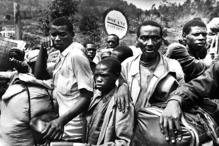 Des Rwandais déplacés, près de la frontière avec la RDC (Zaire), décembre 1994