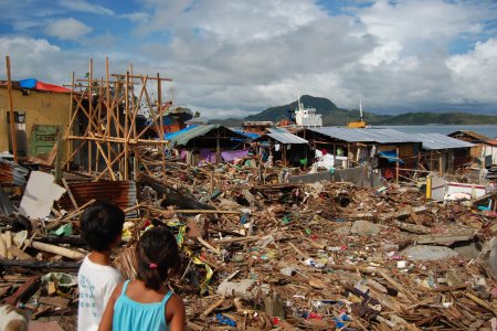 Vue de Tacloban, après le passage du typhon Haiyan aux Philippines en 2013