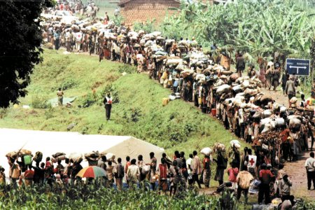 Des réfugiés hutus rwandais attendent dans le camp de transit de Mukungwa.