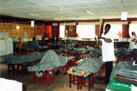 Avril 1994. Kigali. Unité d’hospitalisation de l’hôpital MSF-CICR installé dans un orphelinat tenu par des sœurs.