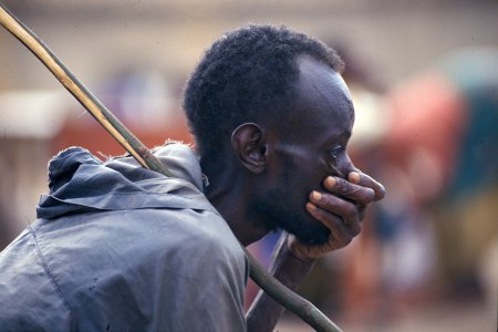 Kigali. L’equipe MSF brûle des cartes MSF. Sur la photo Rene Caravielhe, logisticien pour MSF.