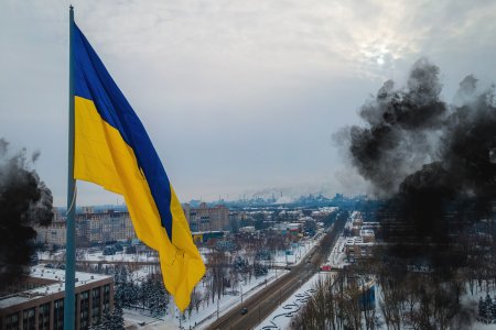 La vue aérienne du drapeau ukrainien en hiver