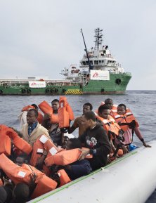 Des réfugiés sur un bateau sont sauvés par MSF