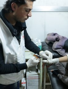 Un enfant syrien est pris en charge par un médecin dans un centre MSF en Syrie