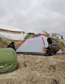 Un homme installe une tente dans la jungle de Calais, en septembre 2016