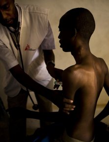 Un médecin travaillant pour MSF ausculte un réfugié somalien dans le camp de Dagahaley, au Kenya.