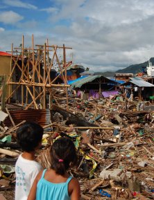 Vue de Tacloban, après le passage du typhon Haiyan aux Philippines en 2013