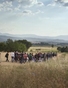 Un groupe de 150 Syriens traverse la frontière entre la Grèce et la Macédoine. 